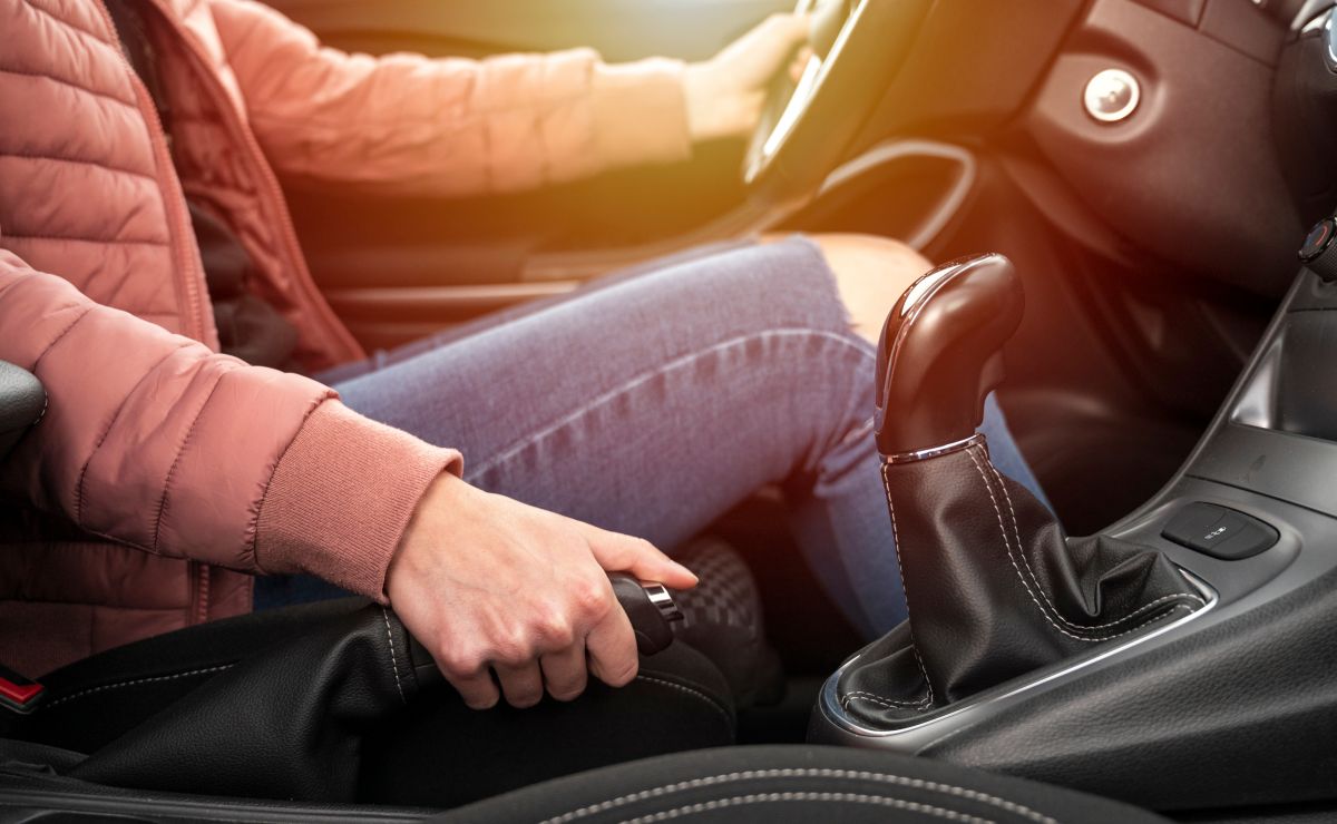 How to properly use the parking brake in a car: when to use it and when not?