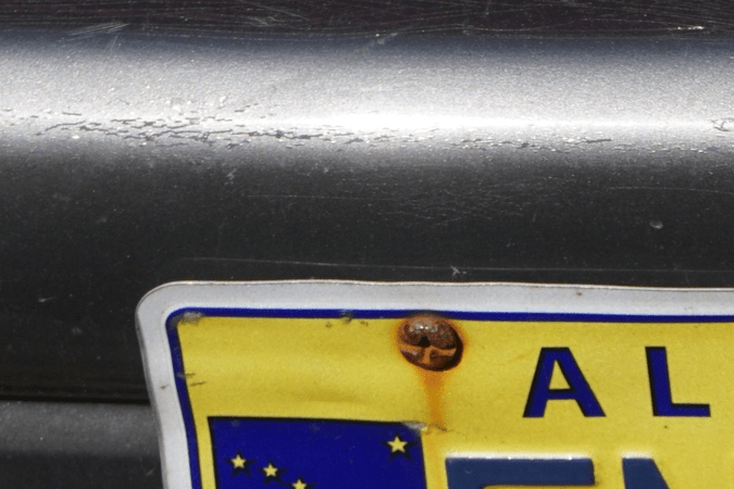 como limpiar la matricula del auto