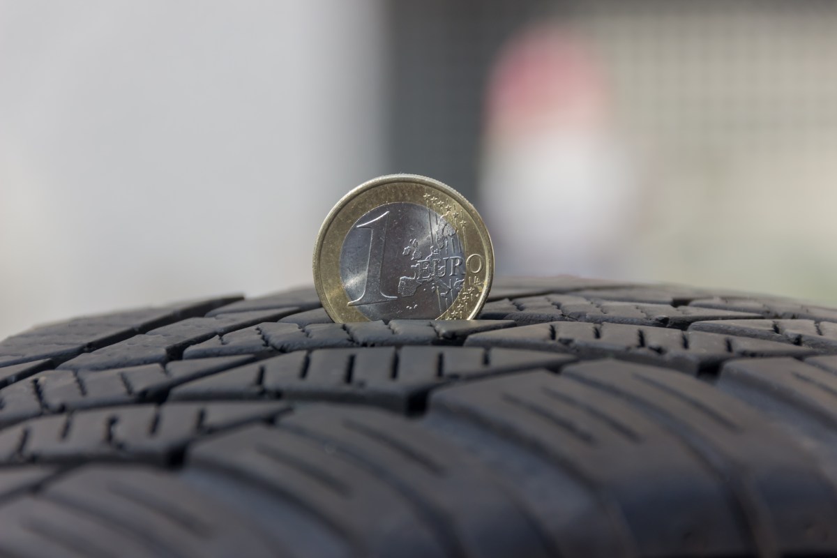 Por qué no es conveniente usar el truco de la moneda para verificar el estado de los neumáticos