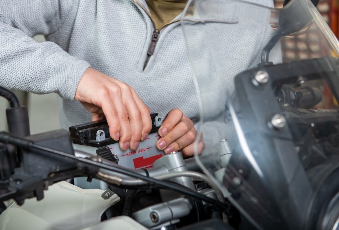 Un motor de combustión necesita aire, combustible, compresión y una chispa. Si falta uno de esos 4, el motor pierde potencia o deja de funcionar. pot motor reducida