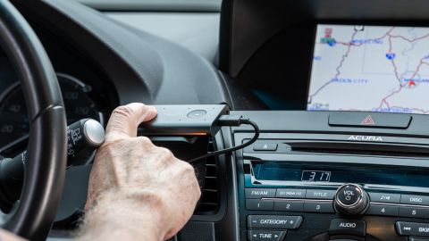 Cómo tener Alexa u otro asistente virtual en tu auto