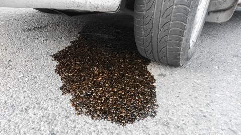 Por qué mi carro pierde gasolina por debajo: cómo solucionarlo