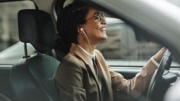 ¿Es realmente peligroso que uses audífonos mientras manejas?