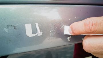 El mejor truco casero para quitar las pegatinas de tu coche