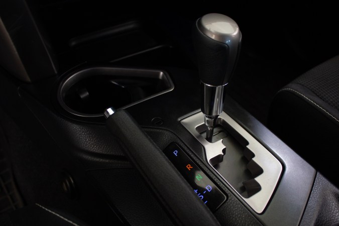 palanca de transmisión automática con cambios manuales.