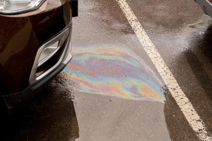 Por qué mi carro pierde gasolina por debajo: cómo solucionarlo