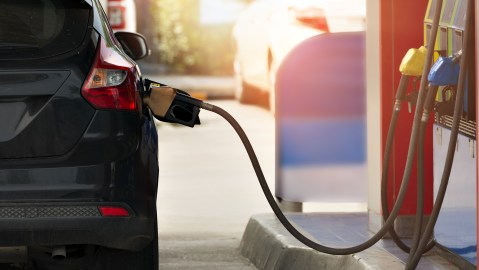 Apagar el motor cuando cargas combustible ¿Por qué?