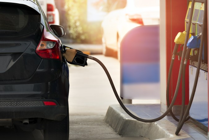 Apagar el motor cuando cargas combustible ¿Por qué?