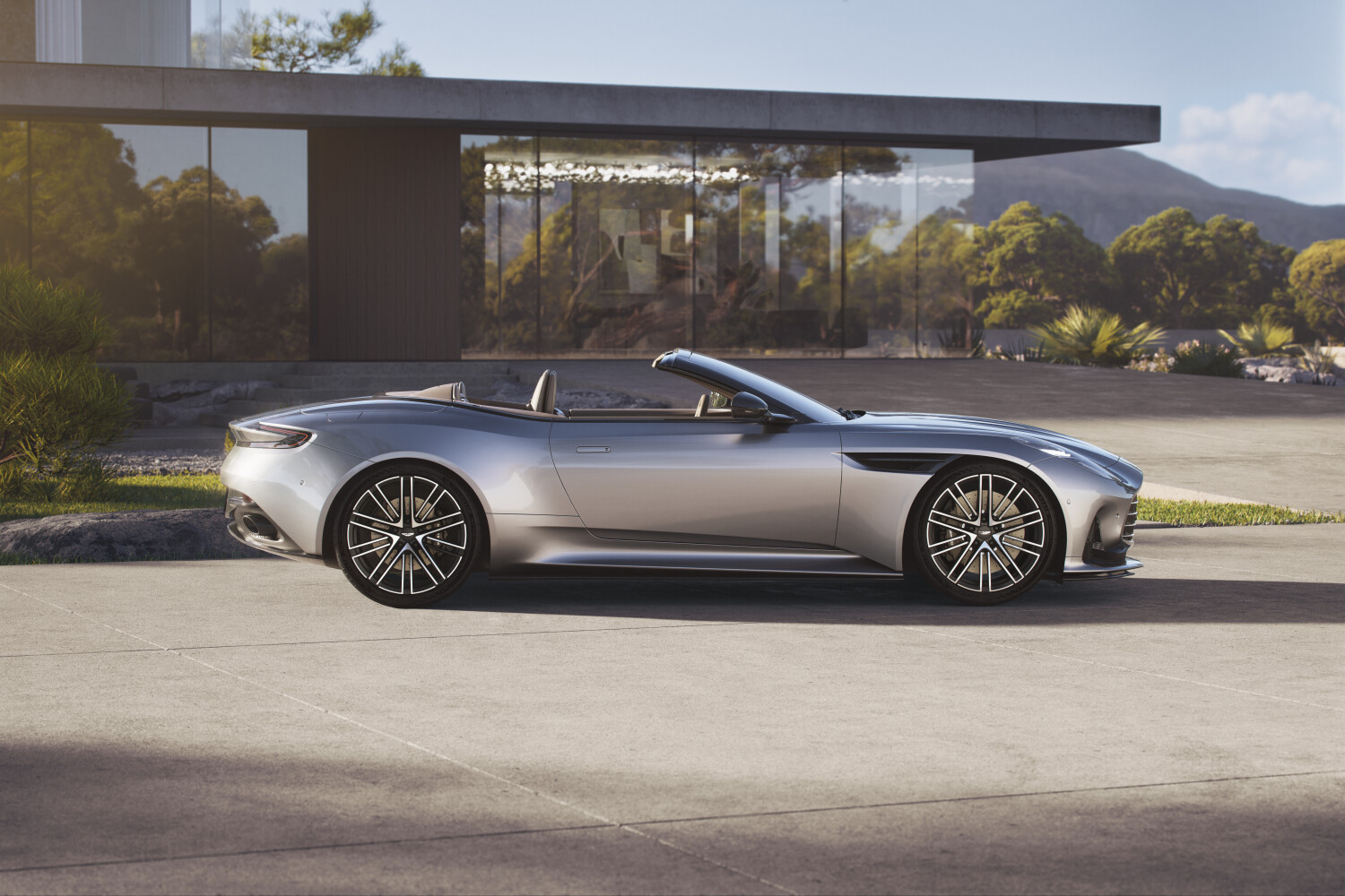 Aston Martin DB12 Volante.