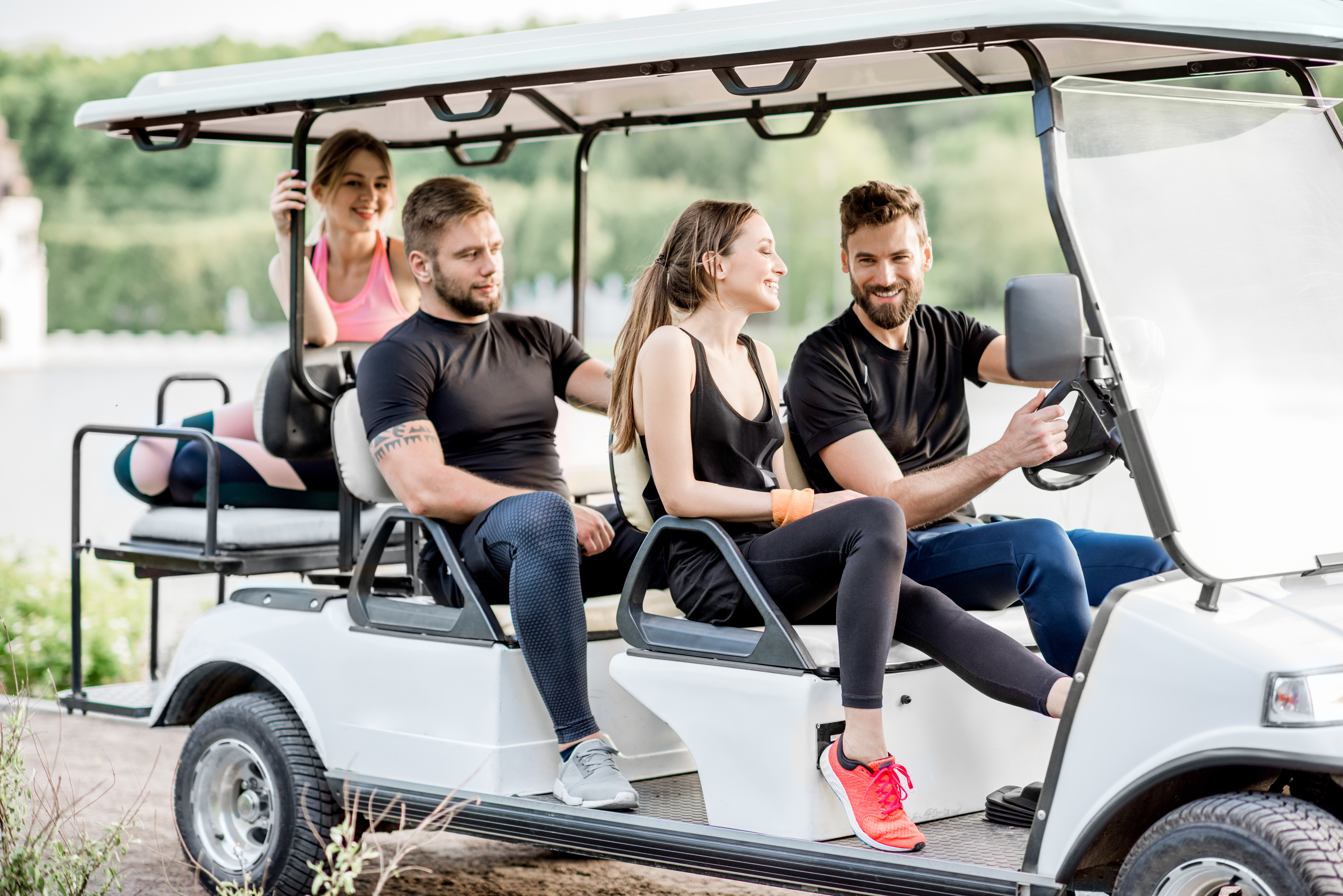 Carrito de golf circulando por la calle