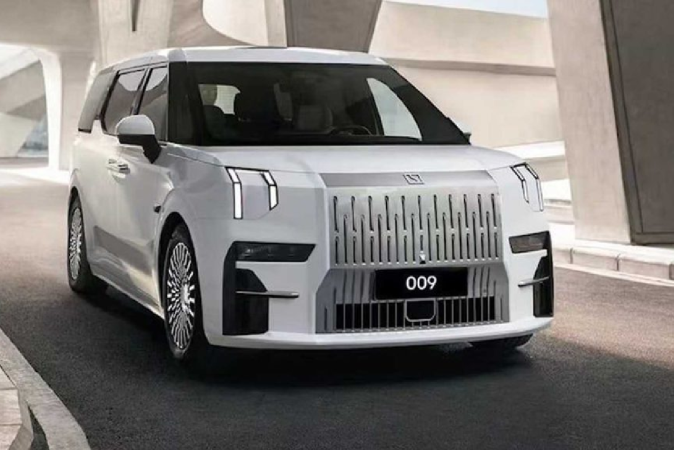 Volvo revela el diseño de su nueva MiniVan EM90