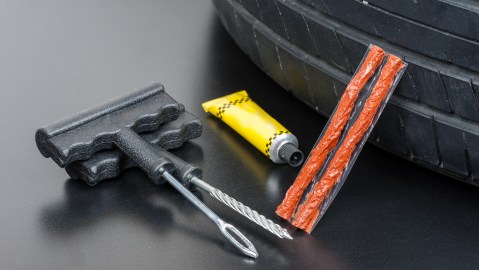 cómo reparar un neumático pinchado