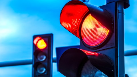 Cuánto cuesta la multa por pasarse con la luz en rojo en USA