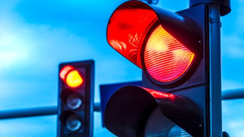 Cuánto cuesta la multa por pasarse con la luz en rojo en USA