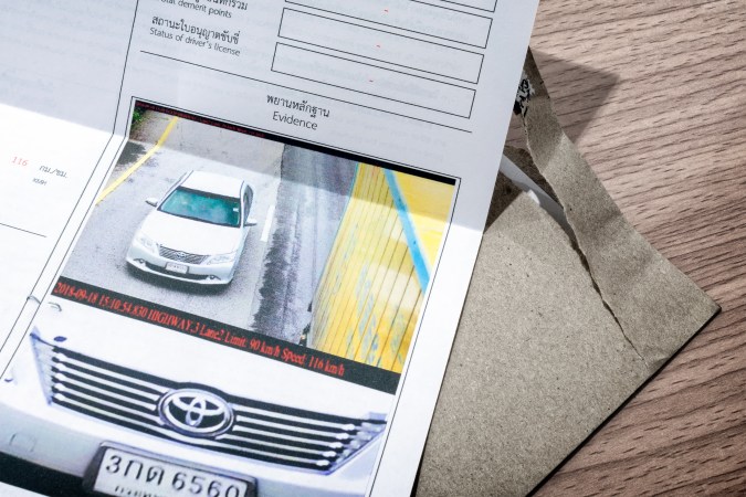 Cuánto cuesta la multa por pasarse con la luz en rojo en USA