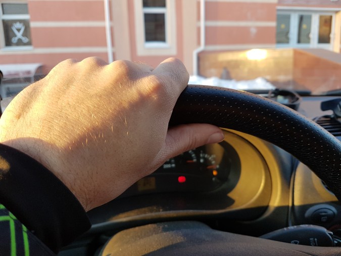 Qué es y cómo prevenir el mal del brazo izquierdo: un problema de muchos conductores