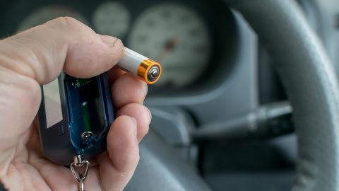 Cómo cambiar la pila de la llave del carro