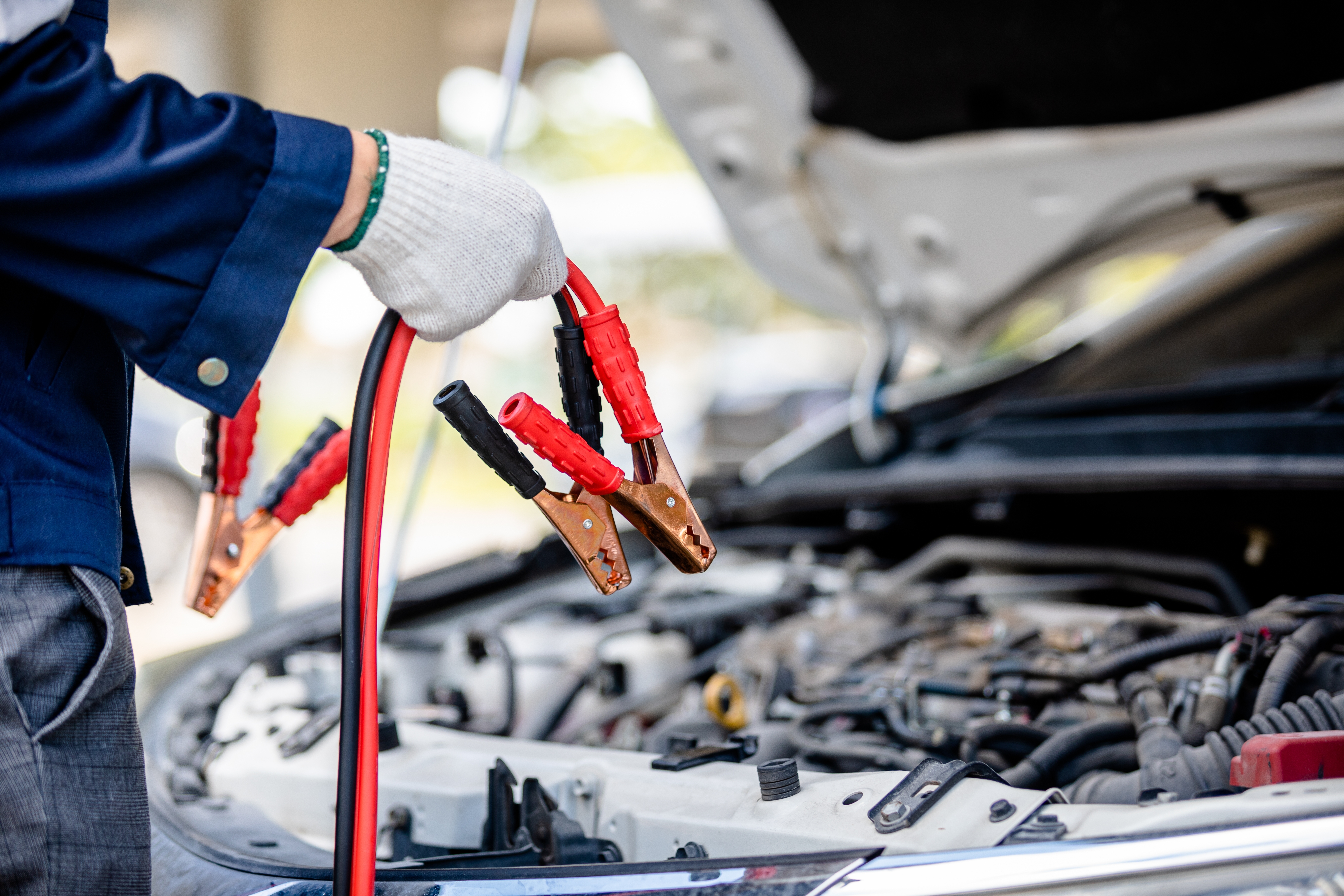 Cómo usar las pinzas del coche si te quedas sin batería