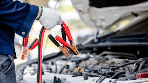 Cómo usar las pinzas del coche si te quedas sin batería