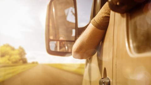 Qué es y cómo prevenir el mal del brazo izquierdo: un problema de muchos conductores