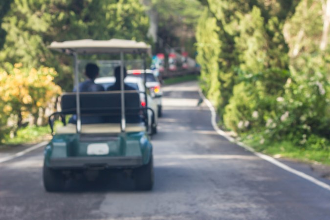 Carrito de golf circulando por la calle