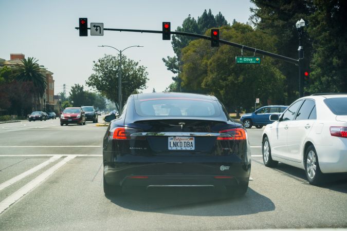 Cuánto cuesta la multa por pasarse con la luz en rojo en USA