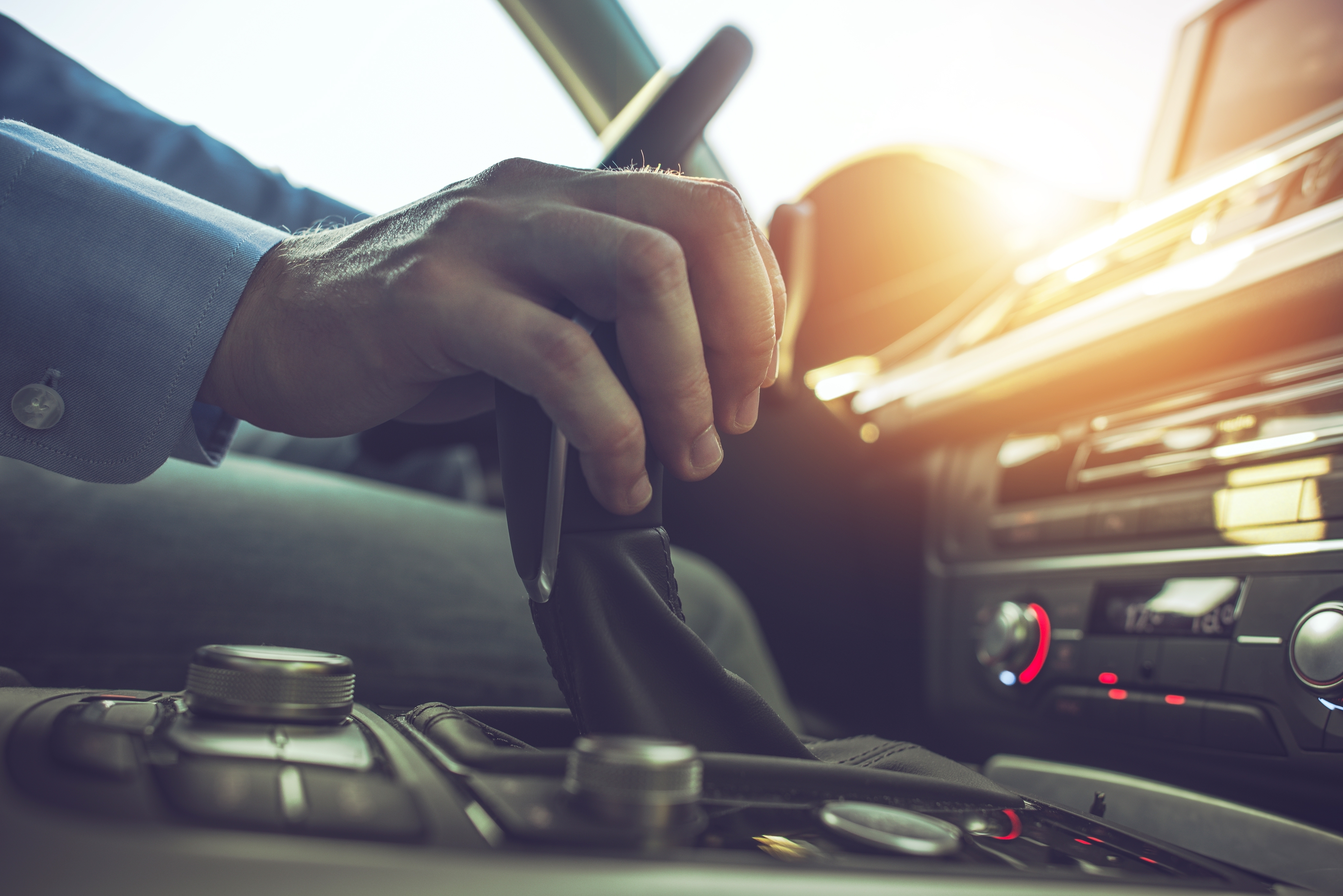 Señales que indican problemas graves en la caja de cambios de tu auto