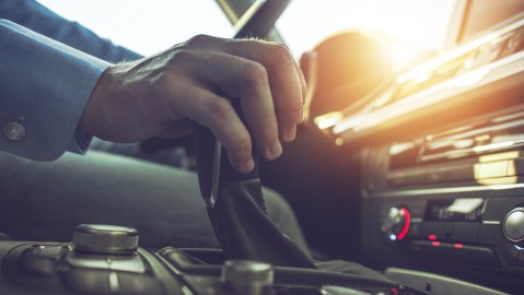 Señales que indican problemas graves en la caja de cambios de tu auto