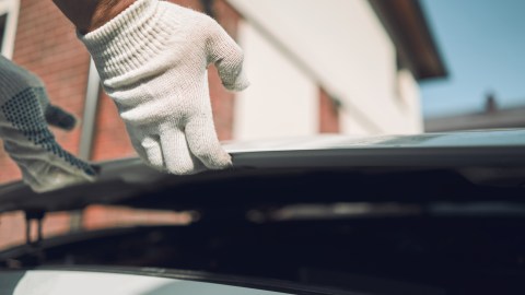 Cómo abrir el capó del carro si está atascado en 5 sencillos pasos