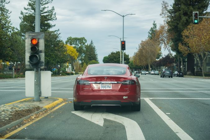 Cuánto cuesta la multa por pasarse con la luz en rojo en USA