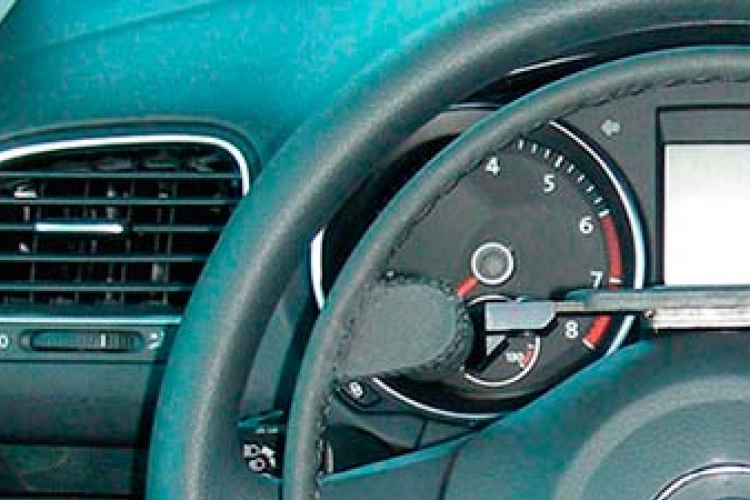 Beneficios de conducir con acelerador y freno en el volante.