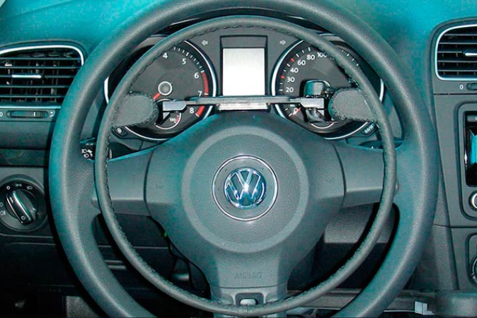 Beneficios de conducir con acelerador y freno en el volante.