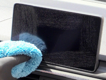 Cómo limpiar correctamente la pantalla de tu auto
