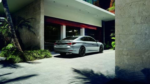 Lexus ES.