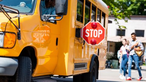 rebasar un autobús escolar detenido en Texas