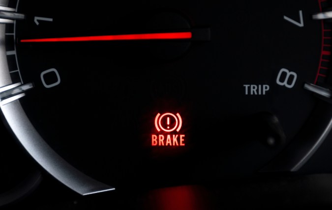 como apagar la luz de brake del tablero