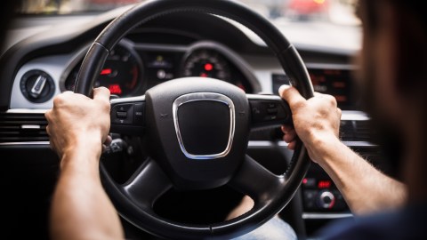 Cómo tomar Correctamente el Volante al Conducir