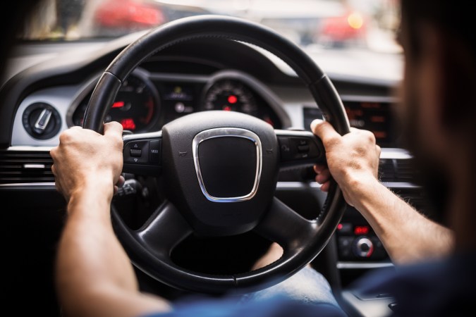 Cómo tomar Correctamente el Volante al Conducir