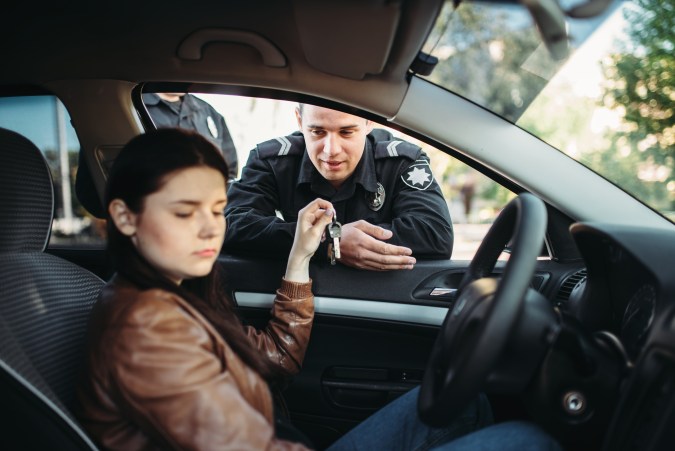 puedo poner un carro a mi nombre en estados unidos