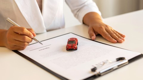 puedo poner un carro a mi nombre sin licencia