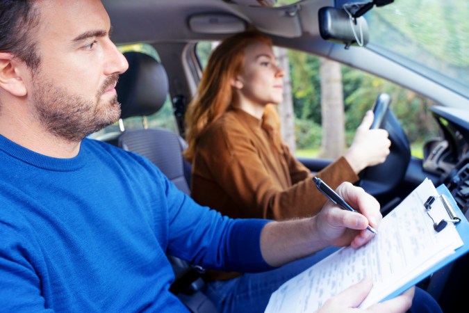 puedo poner un carro a mi nombre sin licencia