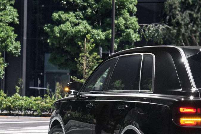 Toyota presenta su vehículo más lujoso, el SUV Century