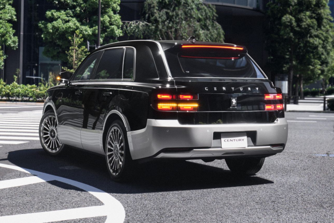Toyota presenta su vehículo más lujoso, el SUV Century