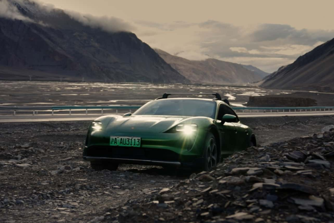 Porsche Taycan se convierte en el auto eléctrico que más altura ha subido en el mundo