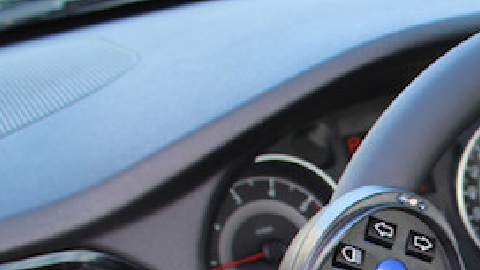 Beneficios de conducir con acelerador y freno en el volante.