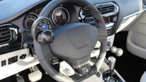 Beneficios de conducir con acelerador y freno en el volante.