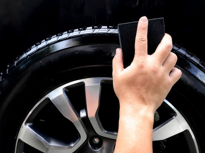 Trucos para abrillantar las llantas de tu auto