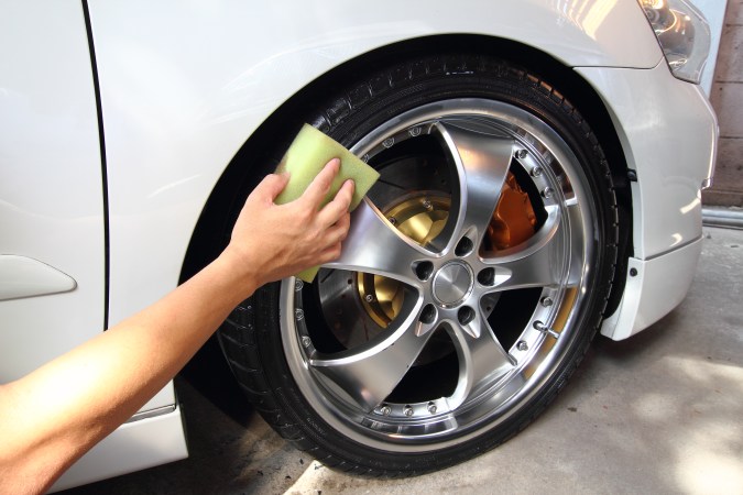 Trucos para abrillantar las llantas de tu auto