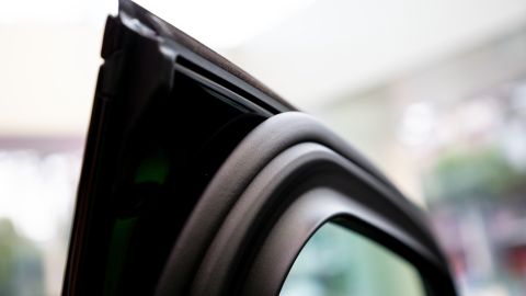 Cómo cambiar las gomas de las puertas del carro