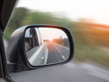 Cómo cambiar el espejo retrovisor de tu auto